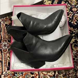 Vince Camuto BLK leather booties - Size 6.5